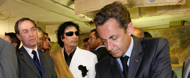 25 juillet 2007. Claude Guéant (à gauche) et Nicolas Sarkozy retrouvent le colonel Kadhafi à Tripoli. 25 juillet 2007. Claude Guéant (à gauche) et Nicolas Sarkozy retrouvent le colonel Kadhafi à Tripoli.