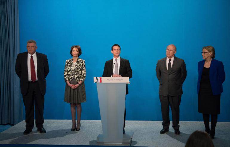 Manuel Valls, à l'issue du conseil des ministres de mercredi, entouré des ministres concernés par son plan.
