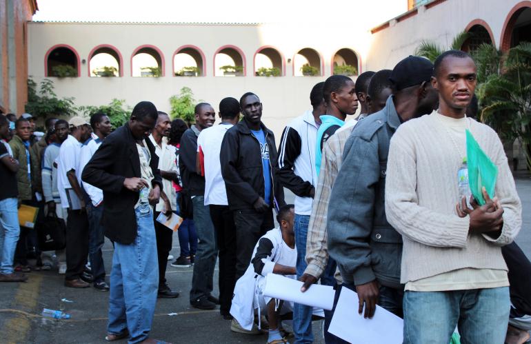 Des Haitiens faisant la queue pour entrer dans un centre d'hébergement. Des Haitiens faisant la queue pour entrer dans un centre d'hébergement.
