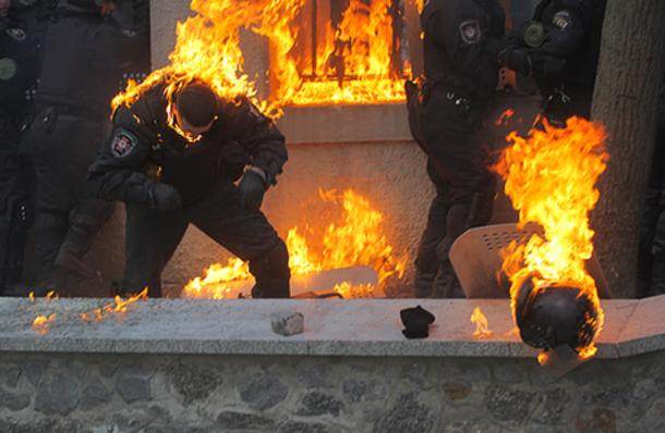 Les forces anti-émeutes ont été attaquées au coktail Molotov par des manifestants, lundi soir à Kiev.