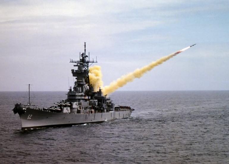 Tir d&#039;un missile Tomahawk depuis un navire de guerre américain.