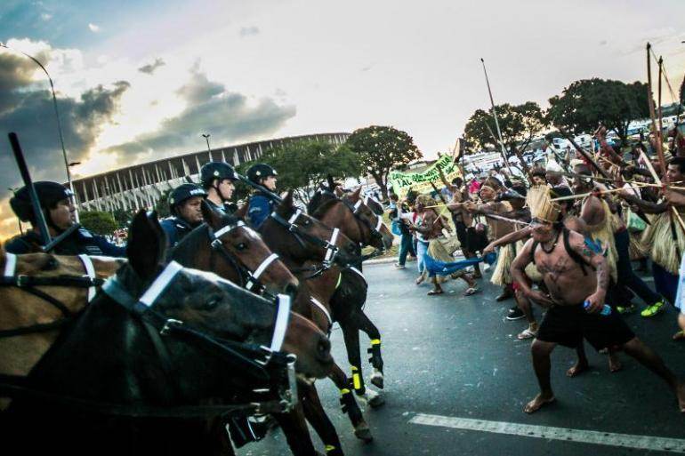 La police à cheval charge les manifestants indiens.