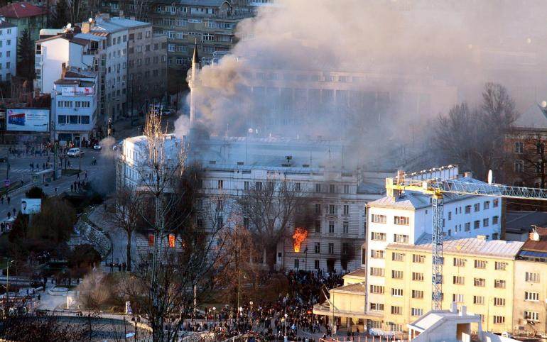 Le siège de la présidence incendié à Sarajevo, vendredi.