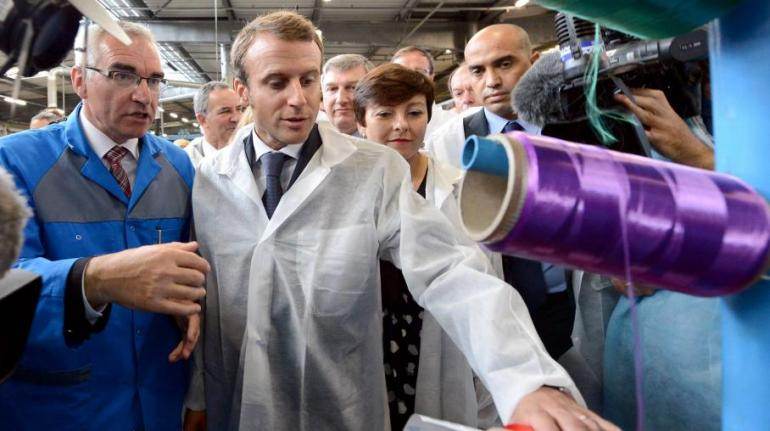 Emmanuel Macron en visite à l&#039;usine Acome, à Romagny (Manche), mardi 2 septembre.