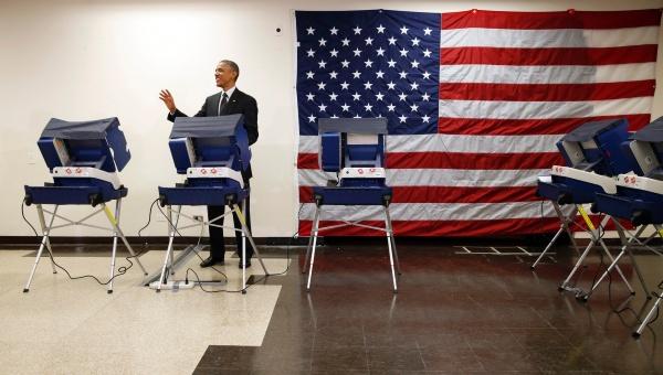 Barack Obama dans un bureau de vote par anticipation. Barack Obama dans un bureau de vote par anticipation.