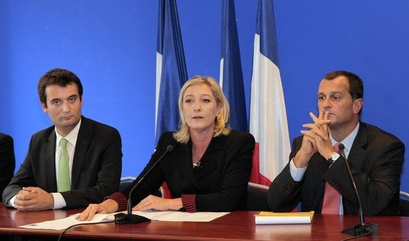 Marine Le Pen entourée de ses deux vice-présidents, Florian Philippot et Louis Aliot, au siège du FN, le 6 octobre 2011.