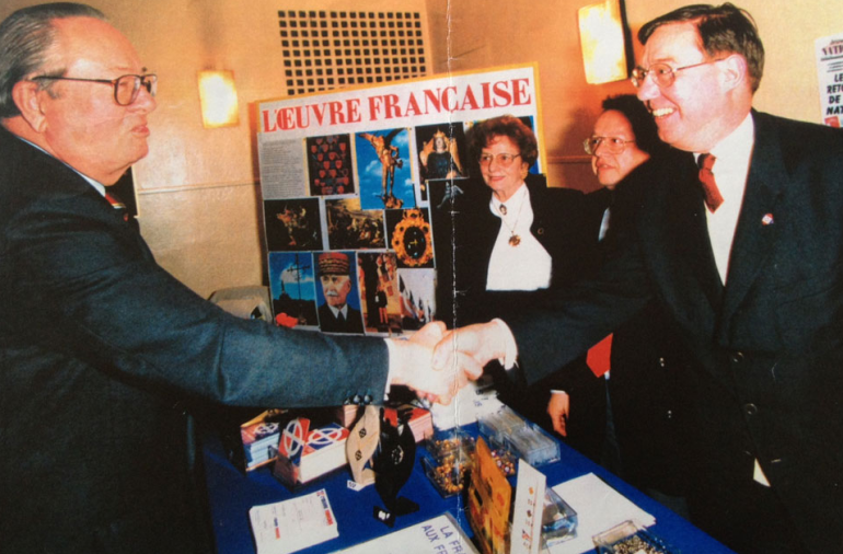 Jean-Marie Le Pen et Pierre Sidos, en 1994.
