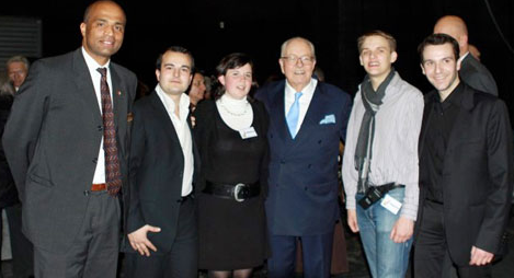 Laura Lussaud posant avec David Rachline, secrétaire national du FN (à sa droite) et Jean-Marie Le Pen (à sa gauche).