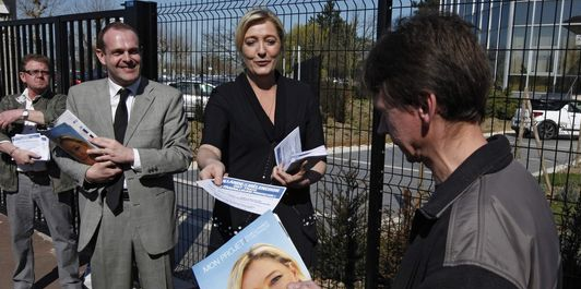Marine Le Pen et Steeve Briois à l'entrée d'une usine à Douvrin (Pas-de-Calais), le 26 mars 2012.