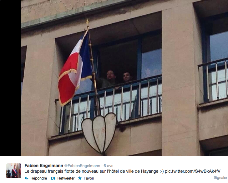 Sur Twitter, Fabien Engelmann se félicite que le drapeau français « flotte de nouveau » sur le fronton de la mairie.