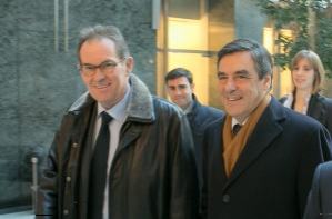 Alain Cadec et Eric Chomaudon (à l&#039;arrière-plan) avec François Fillon, en visite à Bruxelles le 21 février 2013.