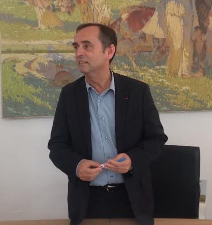 Robert Ménard dans son bureau de maire, le 6 novembre 2014. Robert Ménard dans son bureau de maire, le 6 novembre 2014.
