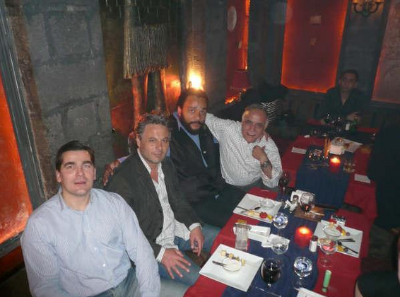 Frédéric Chatillon avec Manaf Tlass, Dieudonné et le conspirationniste Thierry Meyssan (tout à droite), en Syrie en 2008.