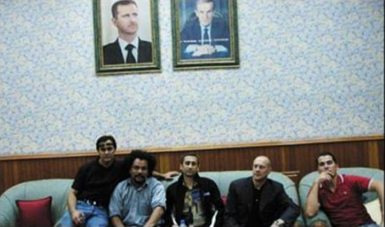 F.Chatillon (polo rouge) en Syrie à l'été 2006 avec Ahmed Moualek (Labanlieuesexprime), Dieudonné, Thierry Meyssan, Alain Soral.