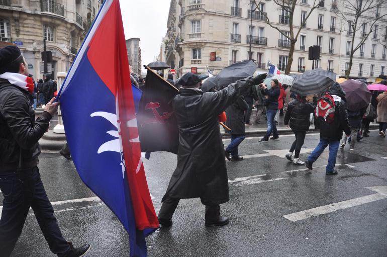 Dans la foule, dimanche, un manifestant faisant un salut nazi.