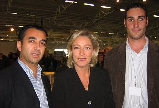 Marine Le Pen en 2006 avec des membres de la Phalange, dont son dirigeant, Manuel Andrino (à gauche).
