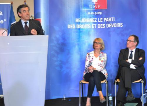 François Fillon venu soutenir Alain Cadec (à droite) pour les européennes, lors d&#039;un meeting dans la Sarthe, le 7 mai.