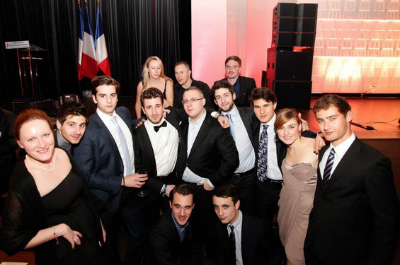 Marion Maréchal-Le Pen (en haut à gauche) pose avec des jeunes du parti au gala des 40 ans du FN, le 11 décembre 2011, à Paris.