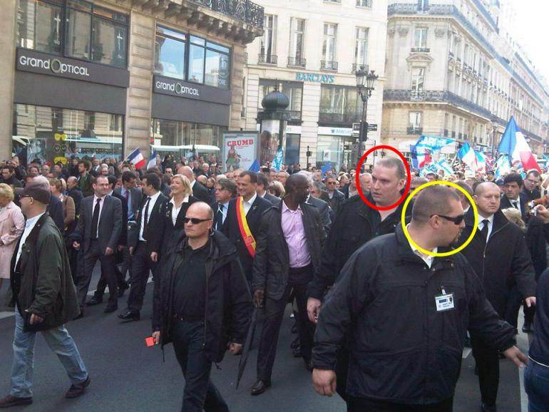 Olivier Vivien (cercle rouge) et Daniel Mack (cercle jaune) assurent la sécurité du défilé du 1er-Mai du FN, en 2012.