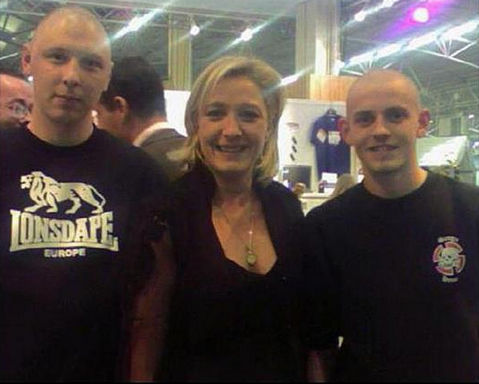 Marine Le Pen posant avec deux néonazis lyonnais, Grégoire (à gauche) et Anthony (à droite).