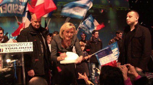 Mathieu Spieser (debout à droite) lors du meeting de Marine Le Pen à Toulouse, le 5 février 2012.