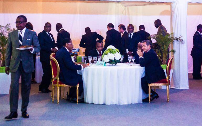 Nicolas Sarkozy dînant à la table de Sassou Nguesso, le 25 juillet.