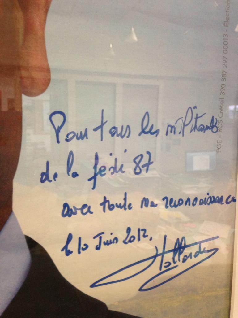 Affiche électorale dédicacée de François Hollande : siège du PS, 9, boulevard de la Cité, 87000 Limoges...