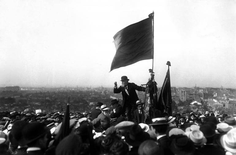 Jean Jaurès, arrimé à la hampe d’un drapeau rouge, le 25 mai 1913, au Pré-Saint-Gervais, contre la loi de trois ans
