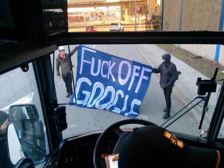 Une photo prise par un salarié de Google lors de l&#039;attaque à coups de pierres d&#039;un bus