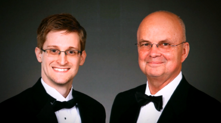 Edward Snowden et Michael Hayden lors d&#039;un gala en 2011