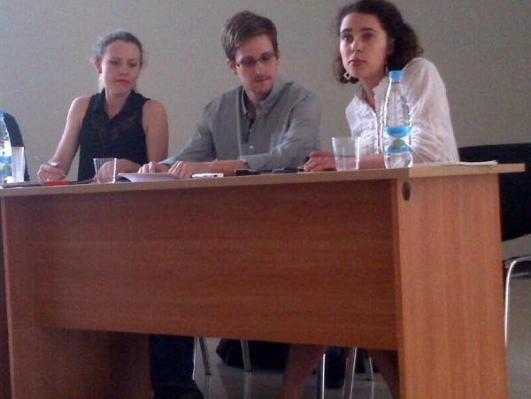 Edward Snowden, au centre, et Sarah Harrison, à gauche, lors d'une conférence de presse, à Moscou le 12/07/2013