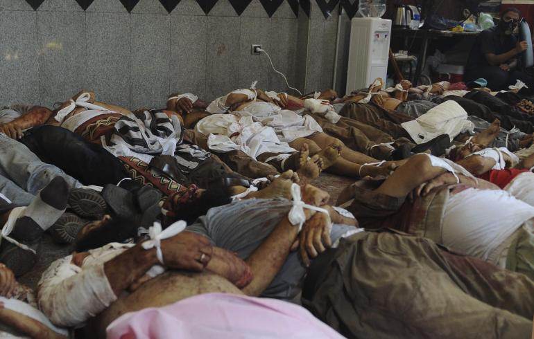 Les corps de membres des Frères musulmans et de partisans de Morsi allongés à la mosquée Rabiya Al-Adawiyya, le 14 août 2013