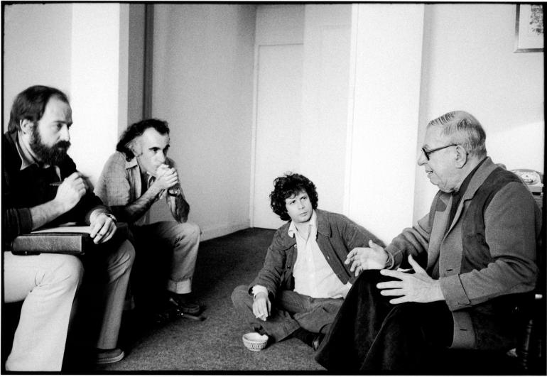 Jean-Paul Sartre, avec de gauche à droite Eder Sader, Marco Aurélio Garcia et Heitor O’Dwyer de Macedo. 12 juin 1978, Paris