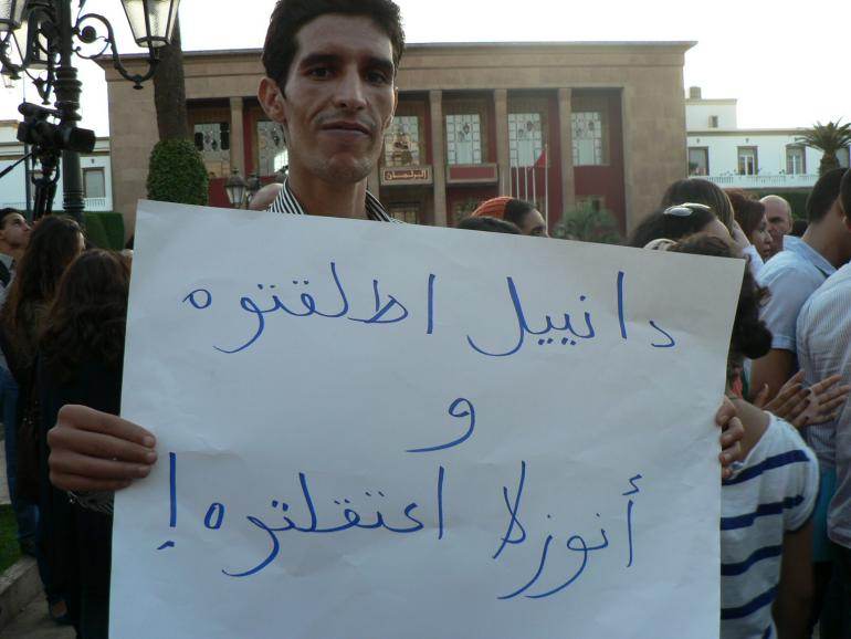 Sur la pancarte : « Vous avez libéré Daniel et vous avez emprisonné Anouzla ! » 