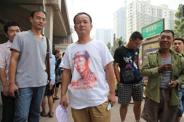  Devant le tribunal, un pro-maoïste venu soutenir Bo Xilai