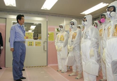 Le premier ministre Shinzo Abe encourage les décontaminateurs de TEPCO, en septembre 2013.