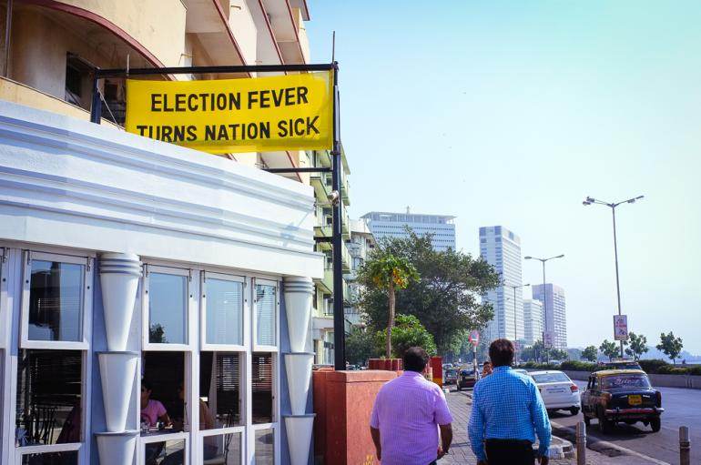 Une pancarte à Bombay : "La fièvre électorale rend la nation malade"