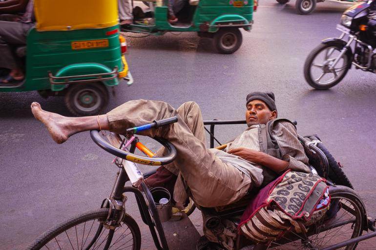 Un conducteur de rickshaw à Ahmedabad