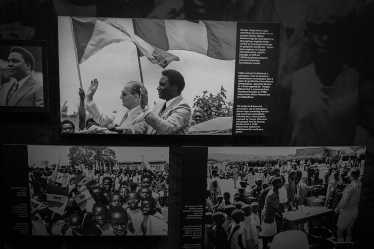 Panneau introductif au musée du Génocide de Kigali, montrant cette photo de François Mitterrand et Juvénal Habyarimana en 1982