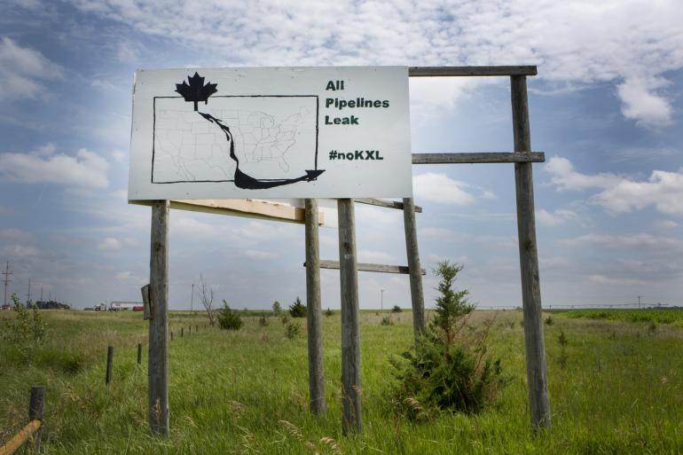 Un panneau d&#039;opposition au pipeline dans les champs de maïs du Nebraska