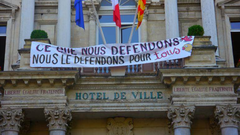 Banderole accrochée sur la mairie d&#039;Avignon, 3 juillet
