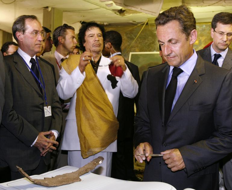 Claude Guéant, Mouammar Kadhafi et Nicolas Sarkozy à Tripoli, en 2007.