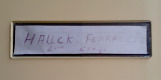 Le nom de Ferracci apparaît bien sur la boîte aux lettres.