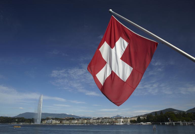 Le drapeau suisse flottant sur Genève. 