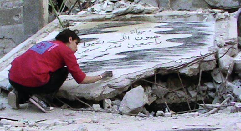 Wiam Simav Bedixran parmi les ruines de Homs Wiam Simav Bedixran parmi les ruines de Homs
