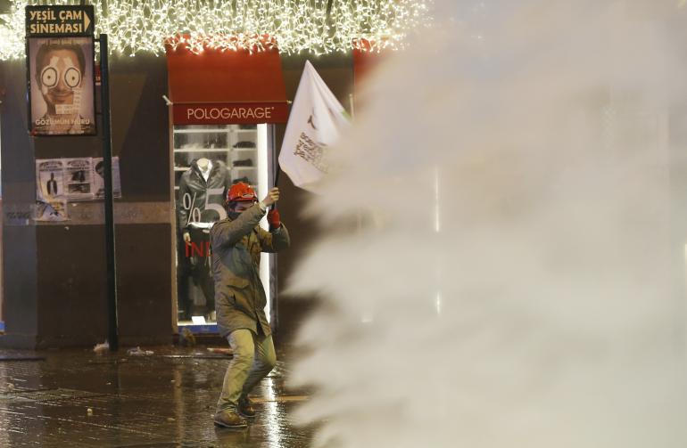 La police turque disperse les manifestations anticorruption, le 27 décembre à Istanbul