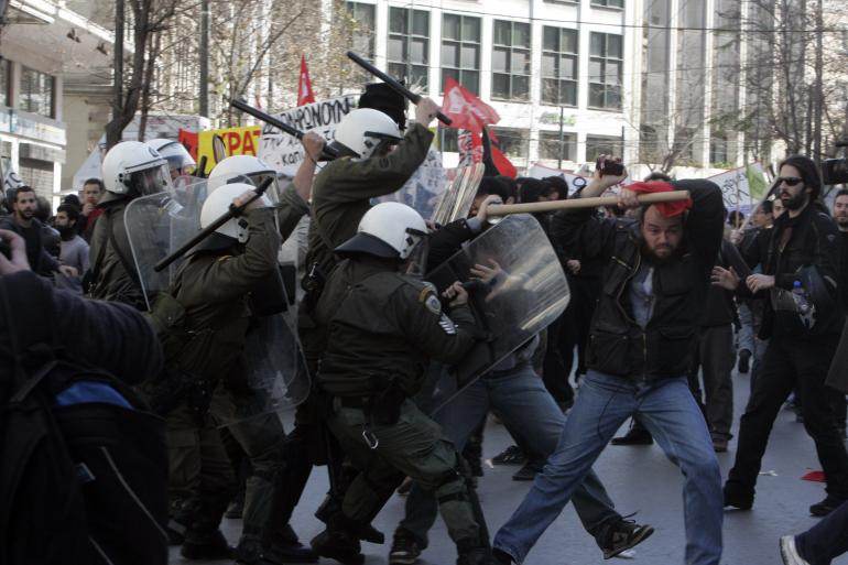 Des policiers grecs s&#039;attaquent à un manifestant