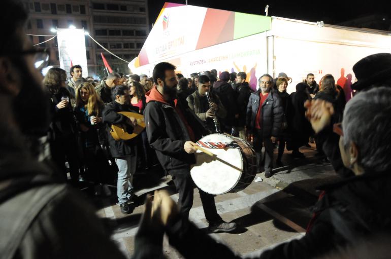 Musique et danse improvisée devant le kiosque électoral de Syriza en fin de soirée