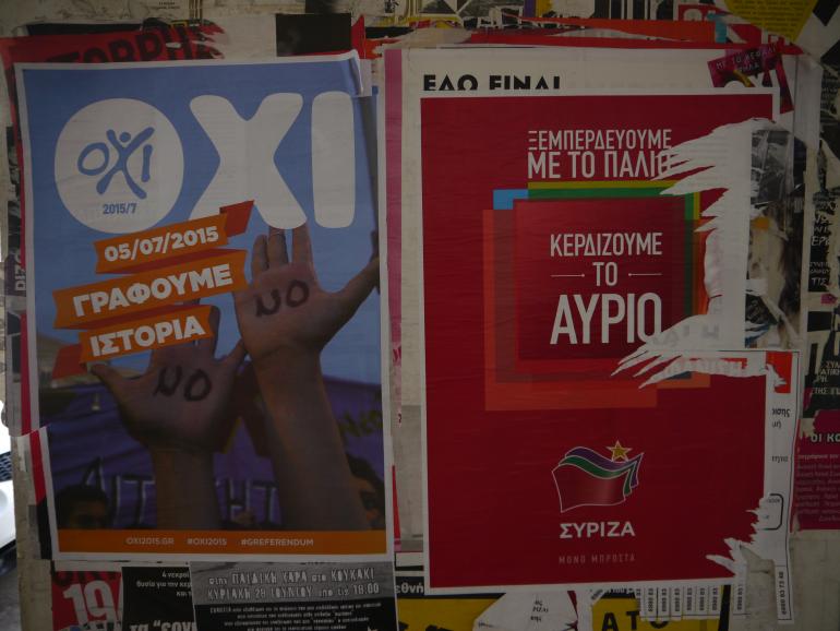 Dans une rue d&#039;Athènes, l&#039;affiche électorale de Syriza accolée à une affiche de juillet appelant au &#039;non&#039;