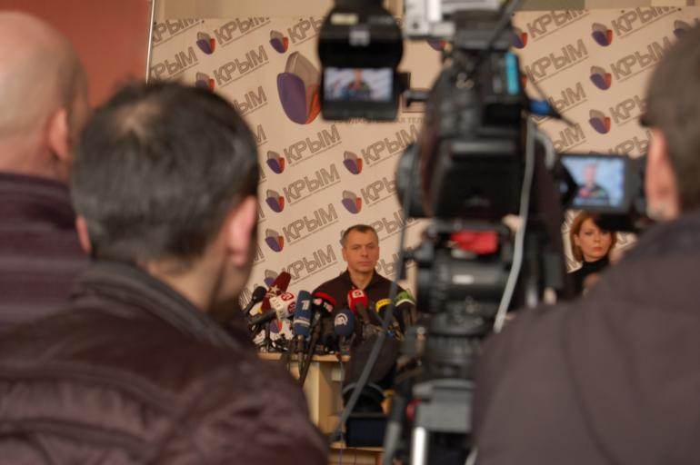 Le président du parlement de Crimée Vladimir Konstantinov s&#039;exprime devant les journalistes